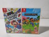 deux jeux Nintendo Wii posés sur une table blanche