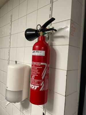 2 extincteurs SPIT 6 l à eau et ROT 2 kg à dioxyde. - Photo 1