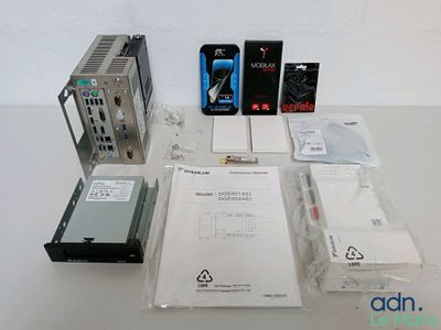 de nombreux appareils électroniques posés sur la table