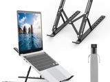 L'ordinateur portable est posé sur un support, à côté d'un stylo et d'un porte-stylo.