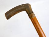 un gros plan d'une vieille canne avec un manche en bois