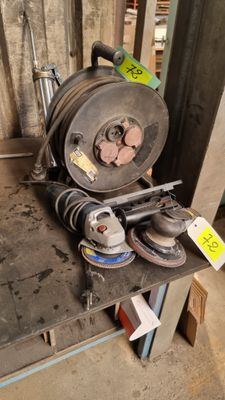 une machine posée sur une table dans un entrepôt