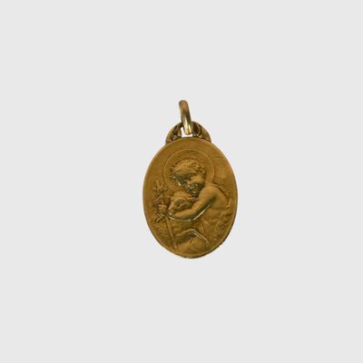 une pièce d'or sur laquelle est représentée une femme tenant une fleur