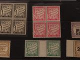 Plusieurs types de timbres sont exposés dans une vitrine.
