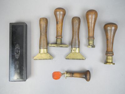 Plusieurs types d'outils de menuiserie sont disposés sur une surface blanche