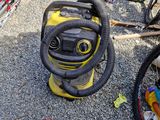 un vélo posé par terre à côté d'un souffleur