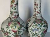 deux vases posés sur une table