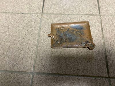 Moët & Chandon champagne, cendrier en bronze à décor de deux…