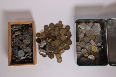 une boîte de pièces et une boîte de pièces posées sur une table