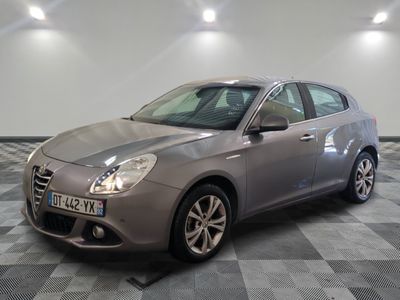 la photo d'une voiture garée dans un garage