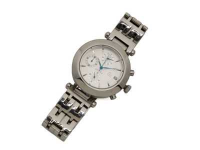 une image d'un gros plan d'une montre-bracelet sur un fond blanc