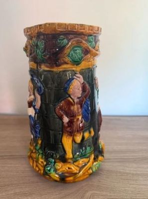 un petit vase sur lequel est représenté un homme et une femme