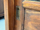 un gros plan sur la poignée d'une porte en bois
