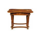 une vieille table en bois avec un tiroir en dessous sur fond blanc