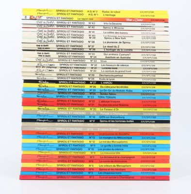 une pile de livres superposés sur une table