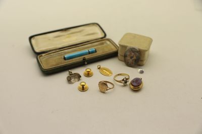 une petite boîte contenant un stylo et quelques autres objets