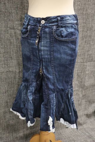MARITHÉ + FRANCOIS GIRBAUD – Jupe en jean. Taille : 36