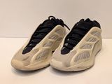 une paire de baskets blanches et noires posées sur une table