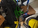 un aspirateur jaune et noir posé sur un sol encombré