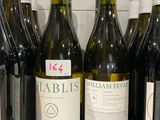 des bouteilles de vin sont alignées sur une étagère dans un réfrigérateur