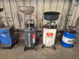 Plusieurs types d'équipements industriels sont alignés dans un garage
