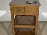 une petite table en bois sur laquelle est posé un bol