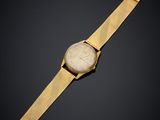 une montre en or avec un cadran blanc sur fond noir