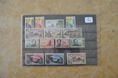 une photo d'une collection de timbres sur une table