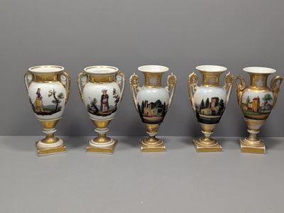 quatre vases sont alignés sur une table