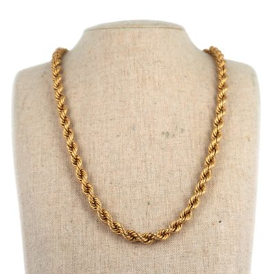un collier de corde en or sur un mannequin mannequin mannequin mannequin mannequin mannequin mannequin mannequin mannequin mannequin