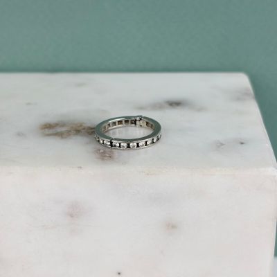 une image représentant une bague posée sur un bloc de marbre