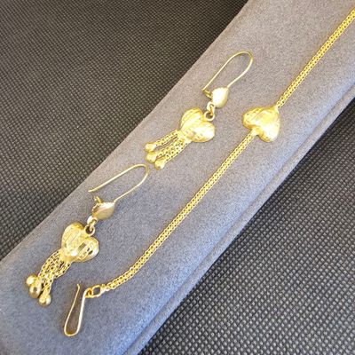 une paire de boucles d'oreilles accrochées à une cravate