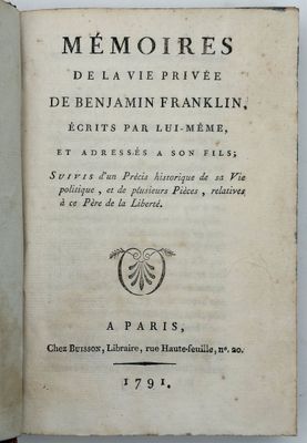 un livre ouvert avec l'image d'un oiseau dessus