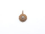 un pendentif en or orné d'un diamant au centre