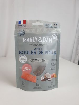 un sac de nourriture posé sur une table