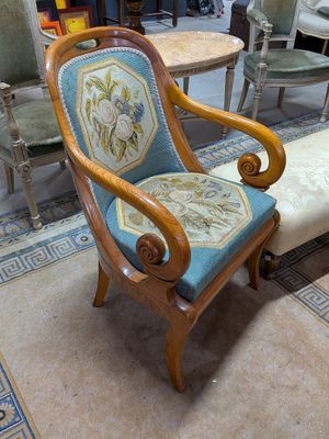 une chaise posée sur un tapis dans une pièce