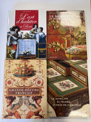 deux livres posés sur une table recouverte d'une nappe