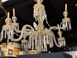 un lustre suspendu au plafond d'une pièce