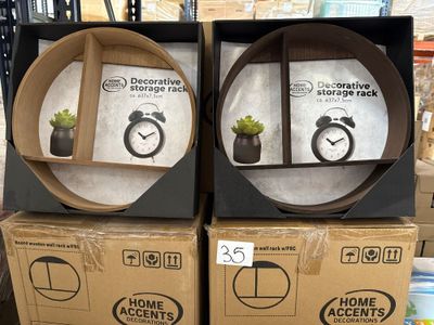 deux boîtes contenant une horloge et une plante