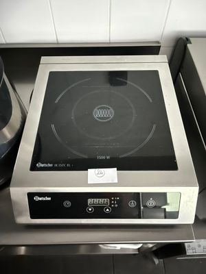 une plaque de cuisson argentée surmontée d'un brûleur noir