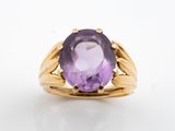 une bague ovale en amethorate sertie dans de l'or jaune 18 carats