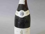 une bouteille de vin posée sur une table