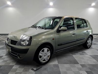 une photo d'une petite voiture verte garée dans un garage