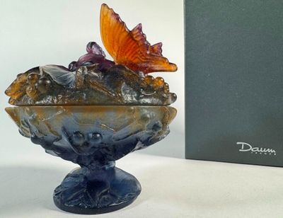 DAUM FRANCE. Bonbonnière en pâte de verre à fond violet à dé… - Photo 1