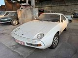 une voiture blanche garée dans un garage
