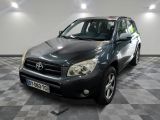 une photo d'une Toyota RAV grise garée dans un garage