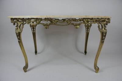 une image représentant une table avec un plateau en marbre et des pieds dorés