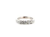 gros plan d'une bague sur fond blanc