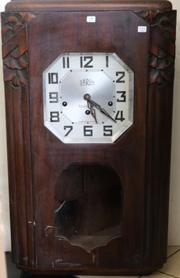 une horloge posée par terre près d'un mur