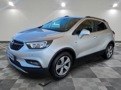 un SUV Buick argenté garé dans une grande pièce